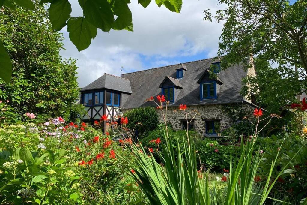 Maison En Pierre Dans Son Nid De Verdure Roz-Landrieux Exterior photo
