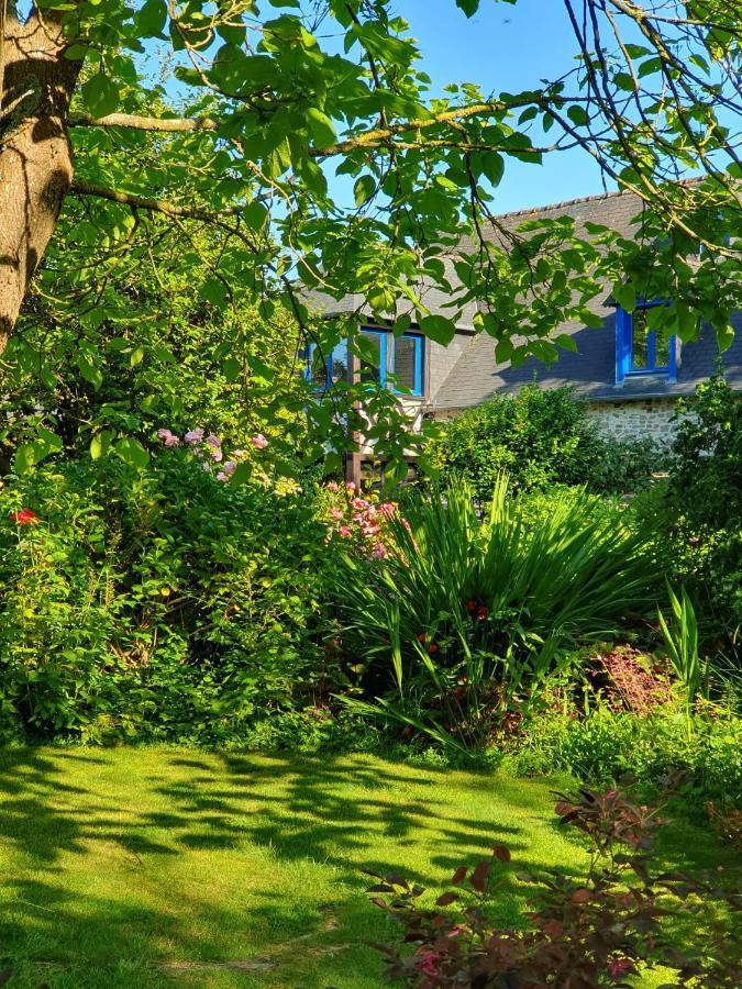 Maison En Pierre Dans Son Nid De Verdure Roz-Landrieux Exterior photo